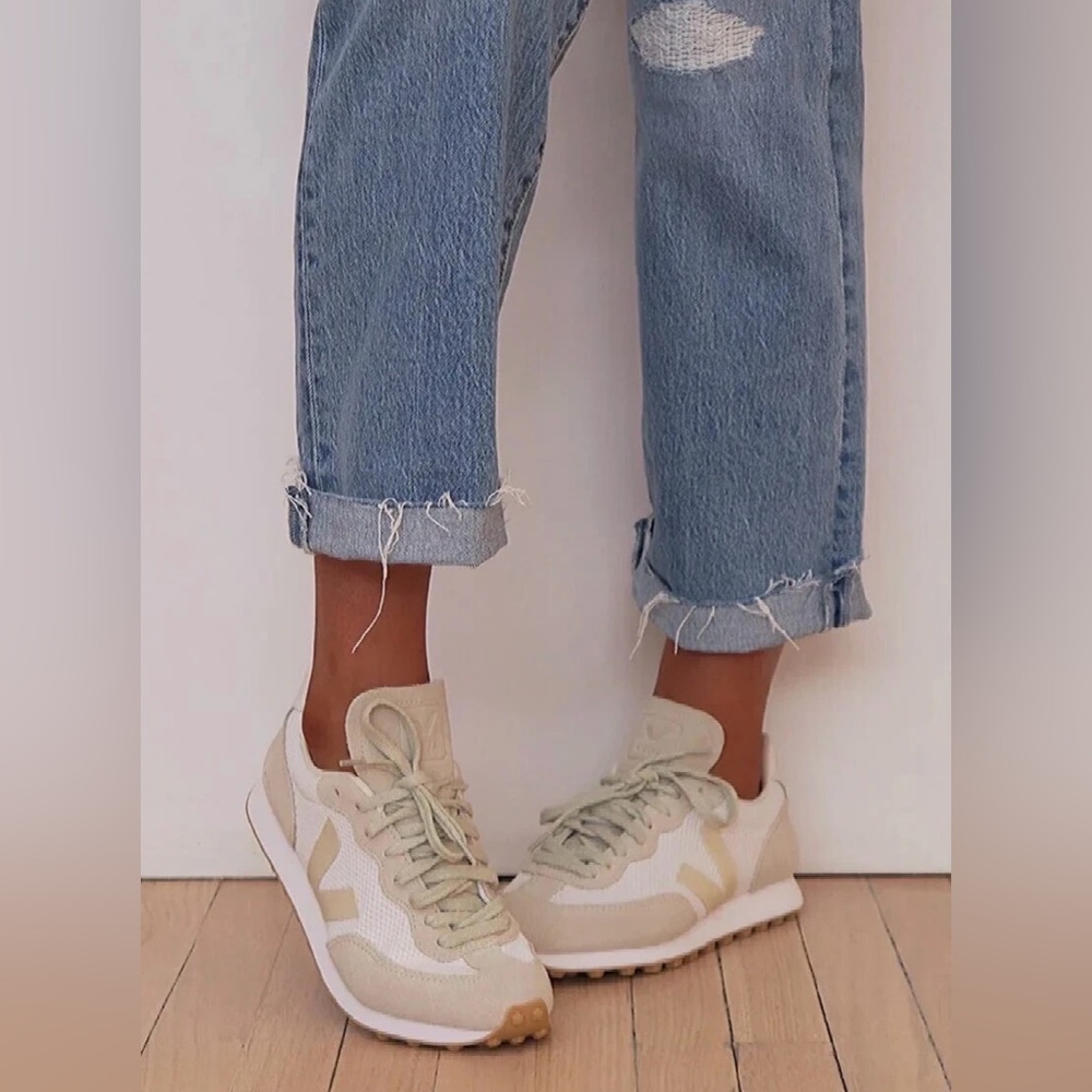 NIB size 37 EU / 6 US Veja Rio Branco Alveomesh Sneaker in White/Pierre/Natural